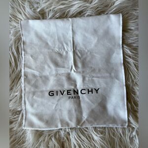 Givenchy💫dust cloth💫white 